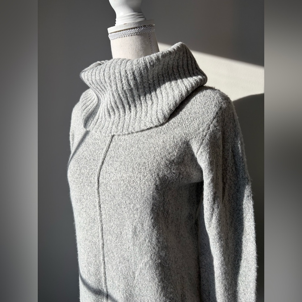 Le Château NWT Heathered Grey Turtleneck Sweater Size M - Picture 5 of 9